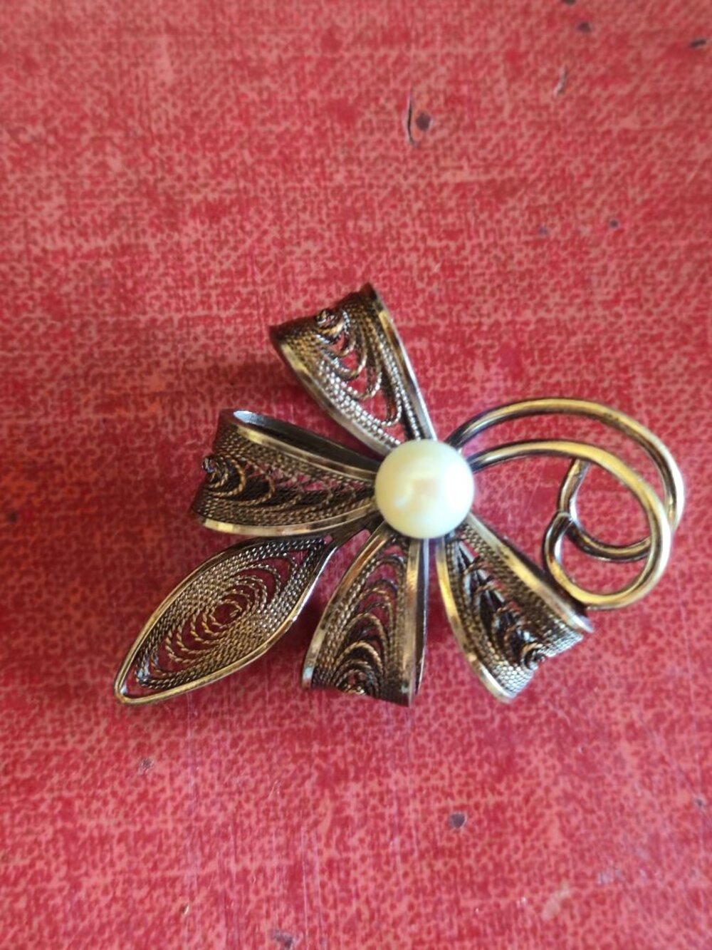 Vintagw 1940s Winard signed pearl & filigree brooch.